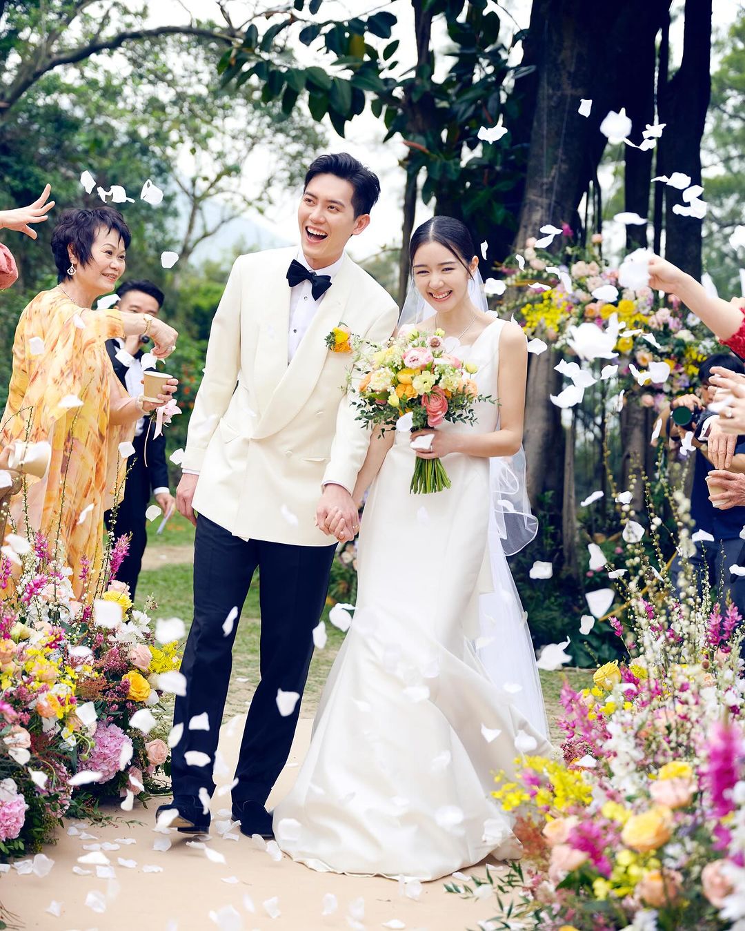 第三場婚宴才以一對新人意願，在戶外草地舉行。