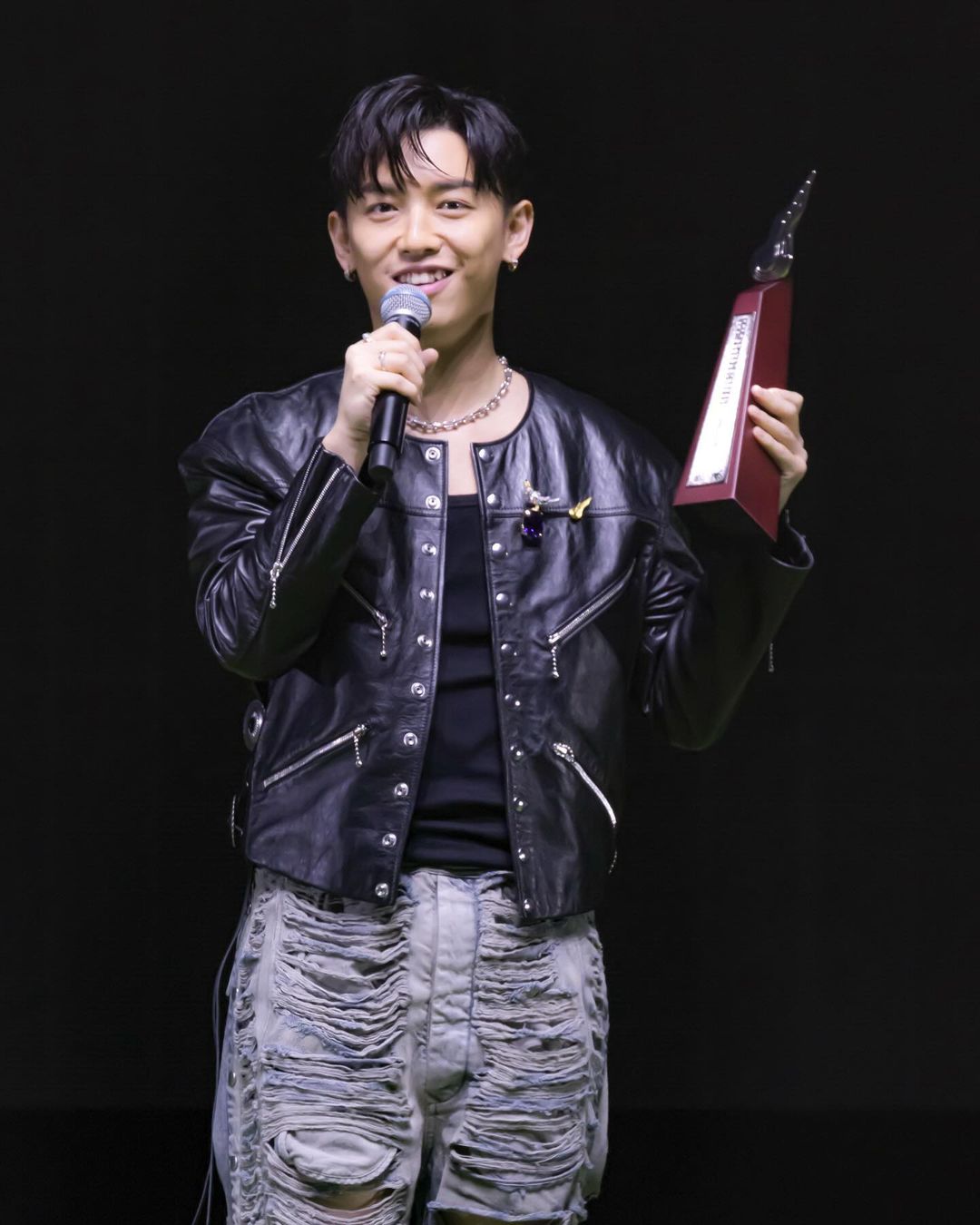 MC曾在《2021年度叱咤樂壇流行榜頒獎典禮》奪得「生力軍男歌手金獎」時情緒激動，在台上大聲高呼：「老竇，我得咗喇！」