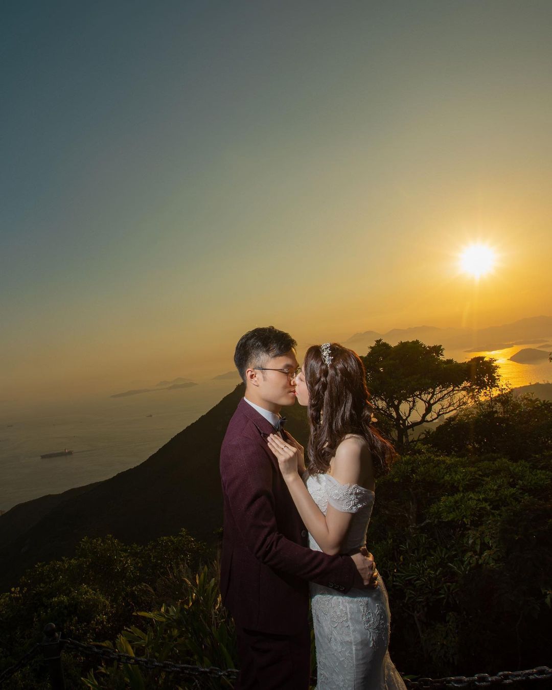 晚霞過後，入夜略帶煙霧更像隱世仙景。