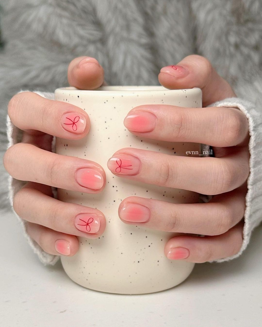 甜美蝴蝶結美甲。