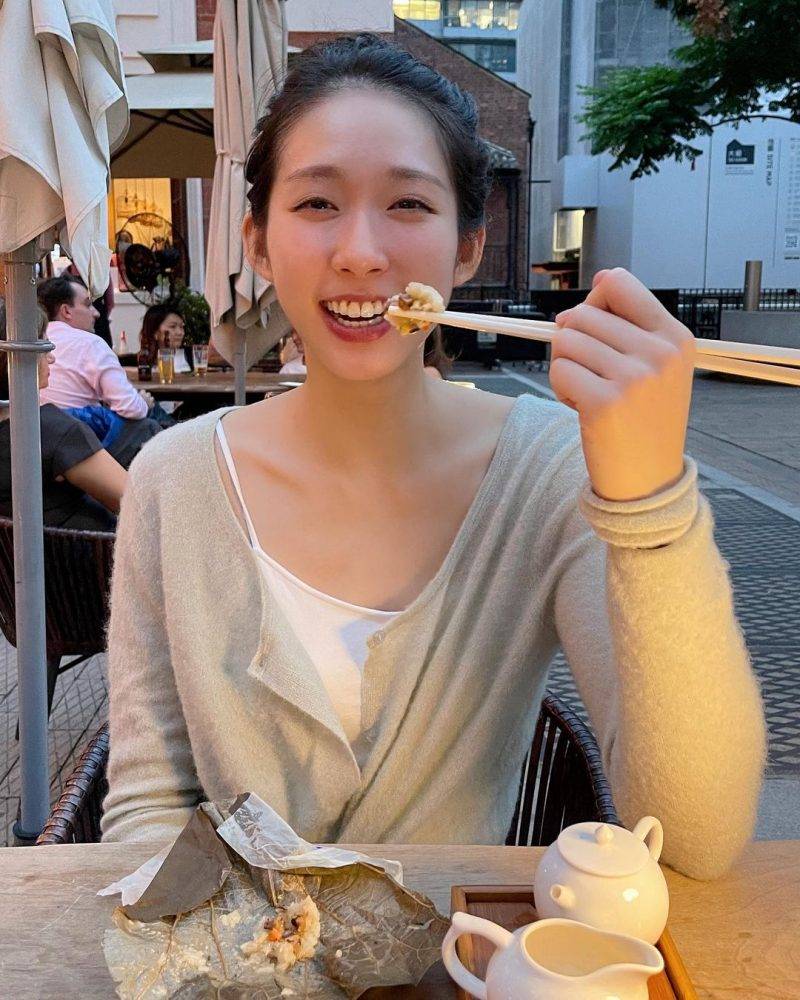 脫下面的江旻憓是一位清純可人的美女，臉上經常掛著甜美的笑容，彎彎笑眼十分討人喜歡。