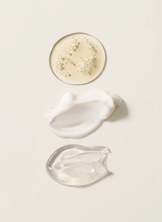 夏季高溫使皮膚容易出油，因此選擇質地輕盈、不油膩的保濕產品尤為重要。