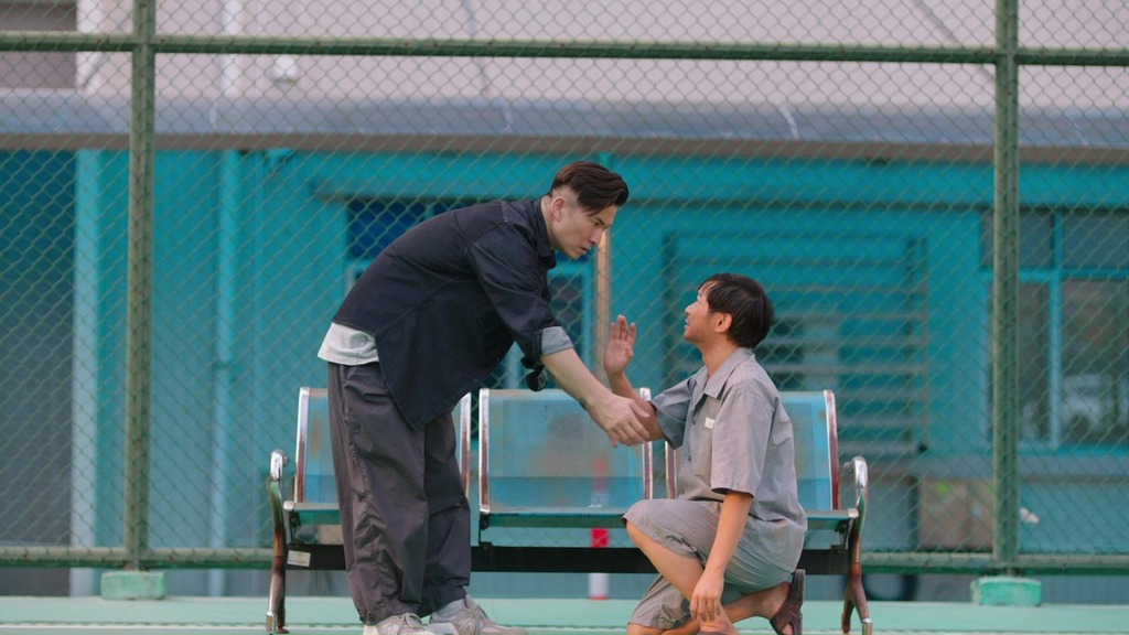 張東說完後向軒神下跪以示答謝，並將愛女小麗託付給軒神。