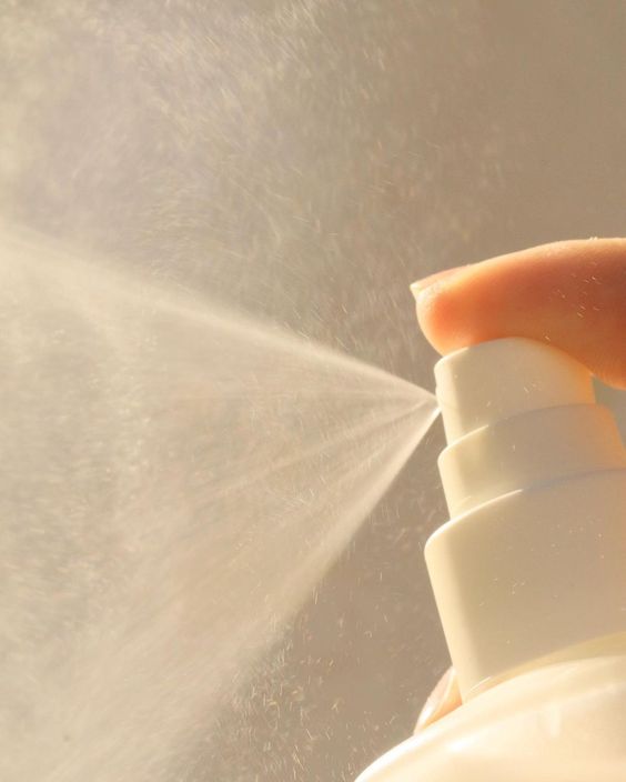 保濕噴霧是一種便捷且有效的補水工具。