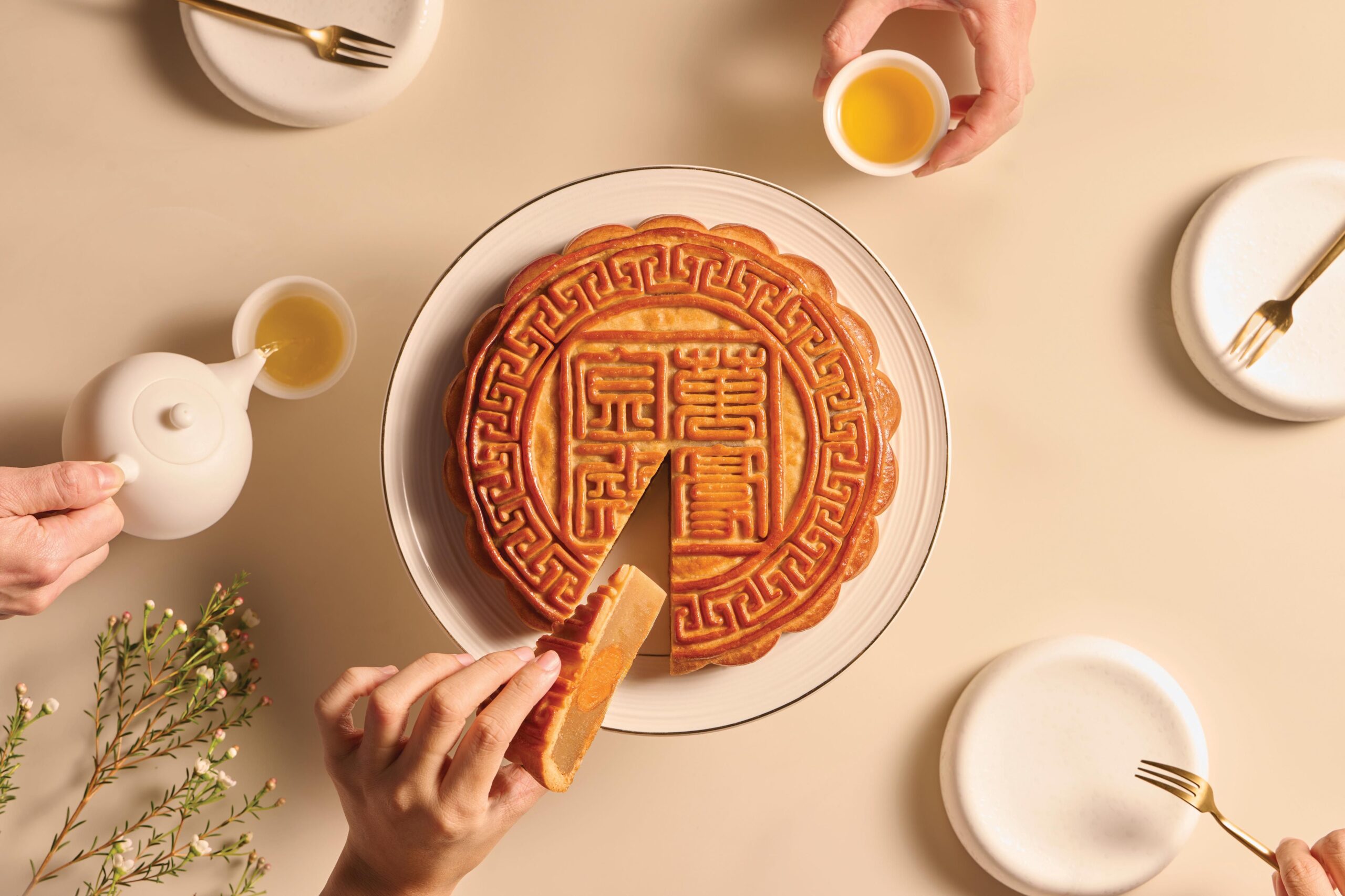 八吋八黃薑汁白蓮蓉團圓月餅。