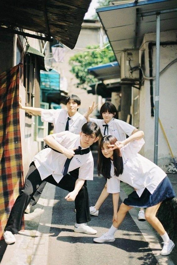 雙子座天生好奇且喜歡與人交流，因此他們在戀愛中可能會喜歡參加各種社交活動。