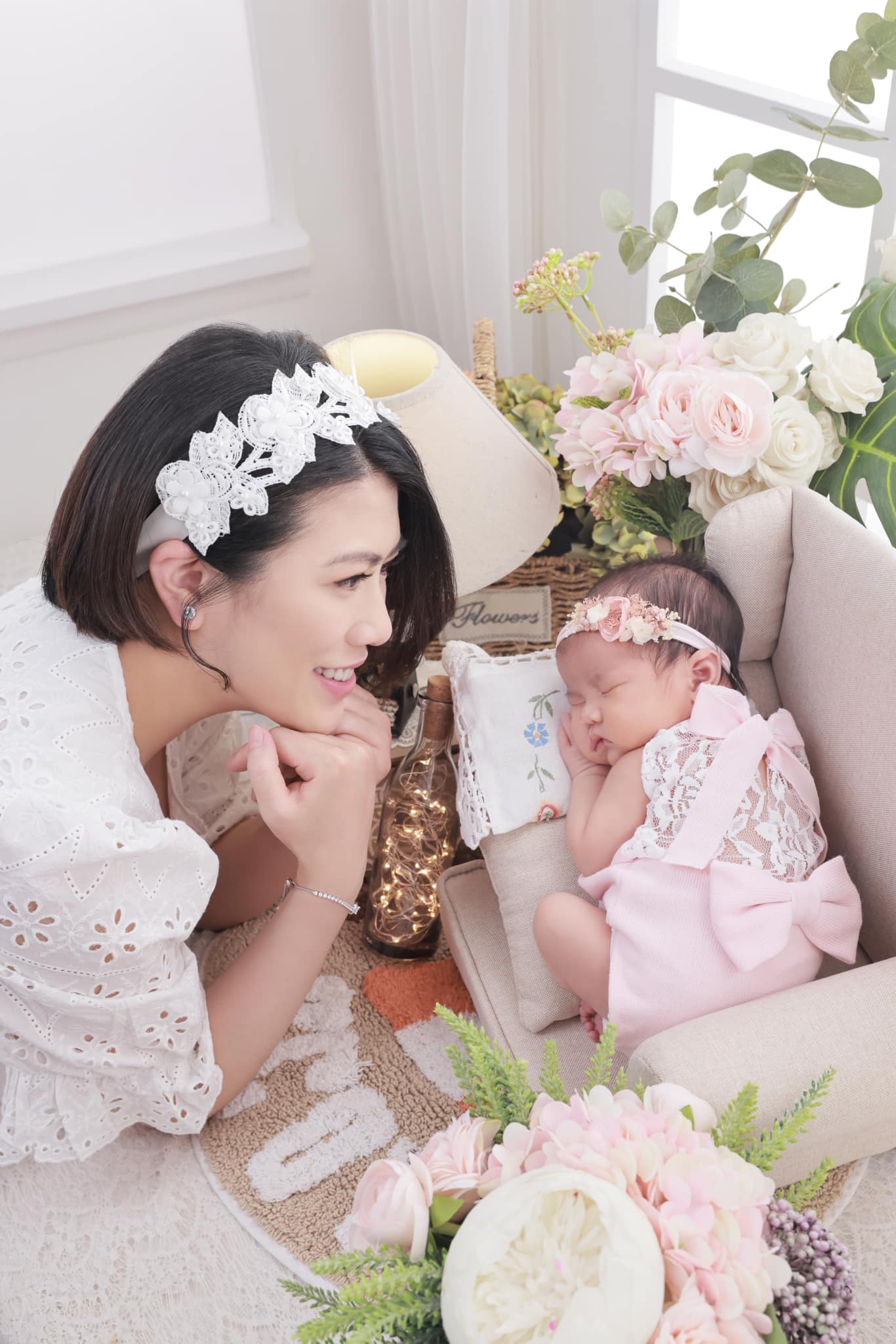 陳彥行溫柔地望着囡囡，一臉母愛泛濫的樣子。