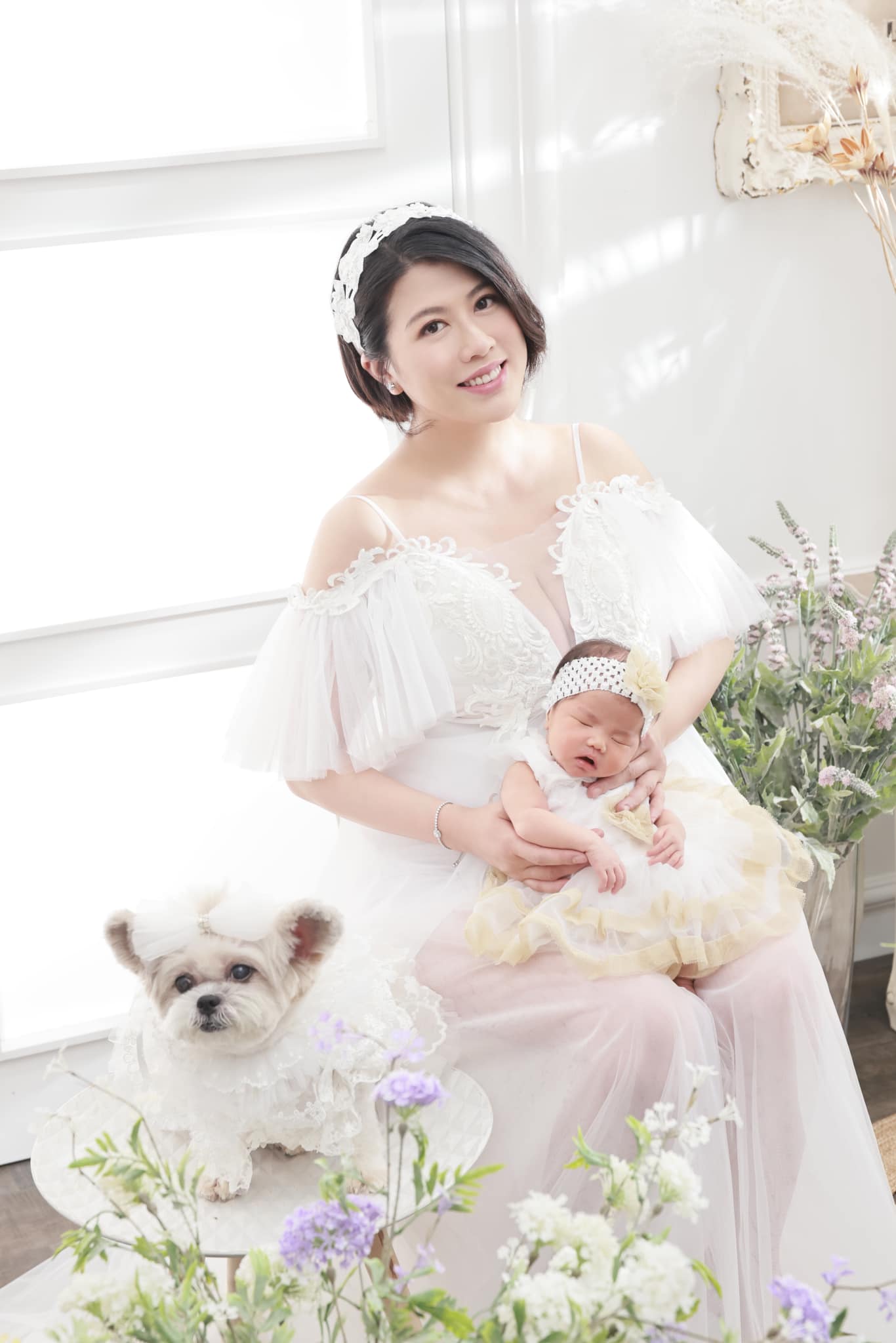 陳彥行抱起囡囡，雖然女兒全程合埋眼在睡覺。