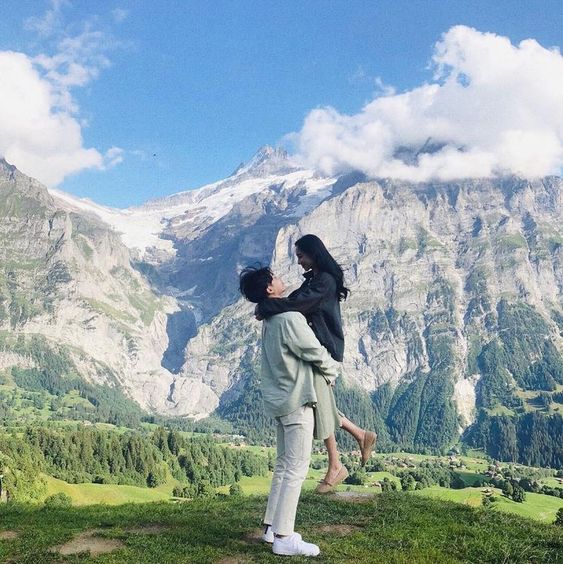 獅子座女生希望找到一個同樣自信、能夠與她們匹配並展現自己魅力的伴侶。