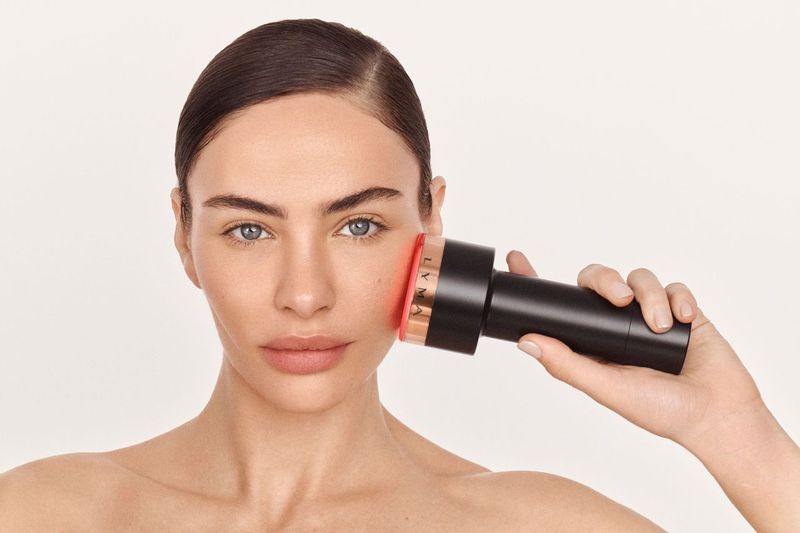 LYMA LASER PRO升級版激光美容儀能有效緊緻肌膚、改善膚質。