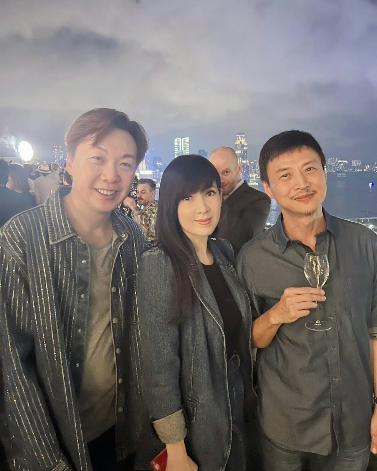 「天下第一關」鄭紹康在IG分享了與周慧敏、倪震的合照。
