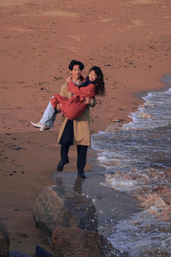 追求自由和獨立的水瓶座女生，希望找到一個同樣尊重她們獨立性且給予自由空間的伴侶。