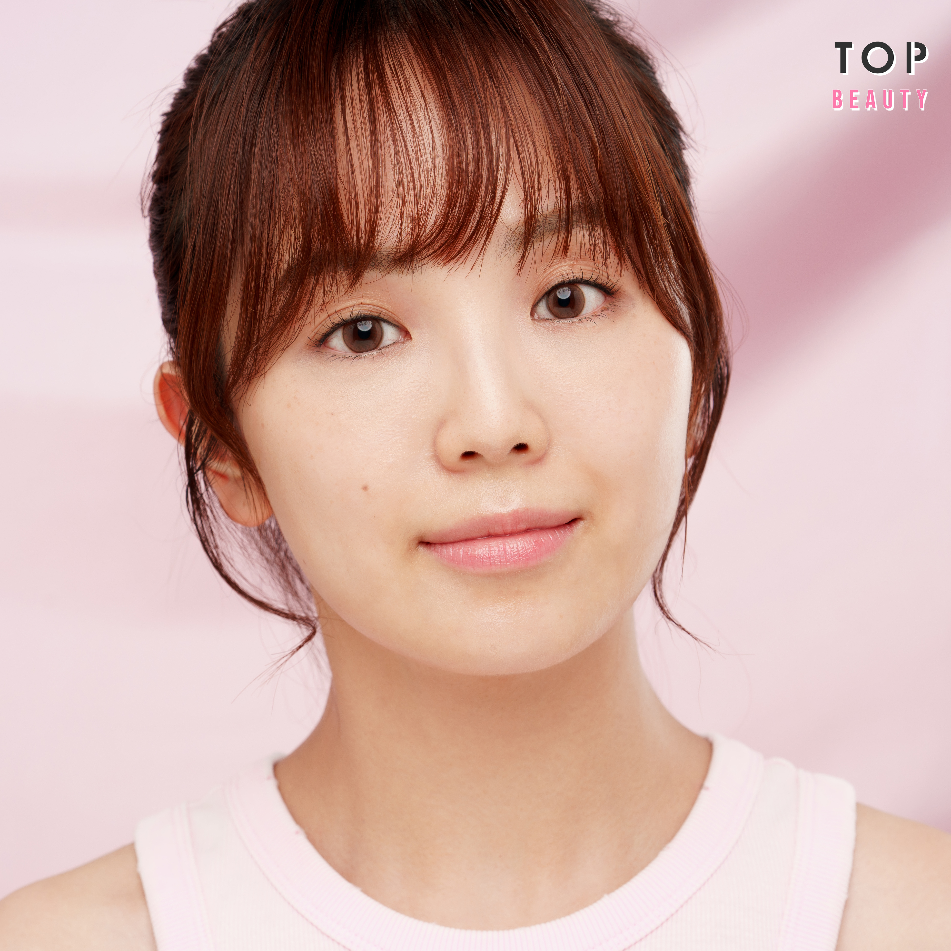 美編膚色略顯暗啞蠟黃,光澤感不足,感覺沒有精神。