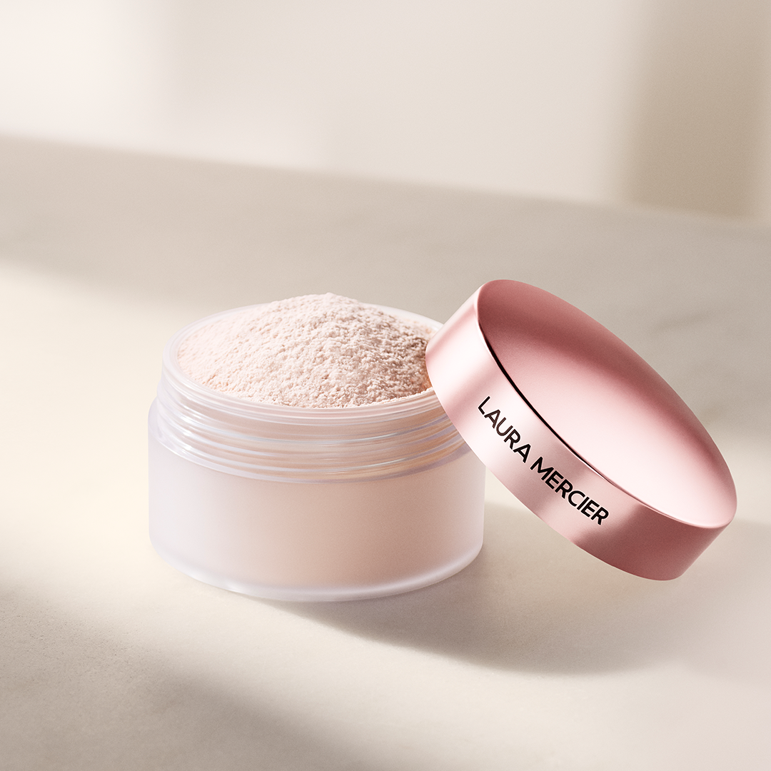 極細緻柔焦粉末上妝不卡粉，展現自然柔焦妝感。