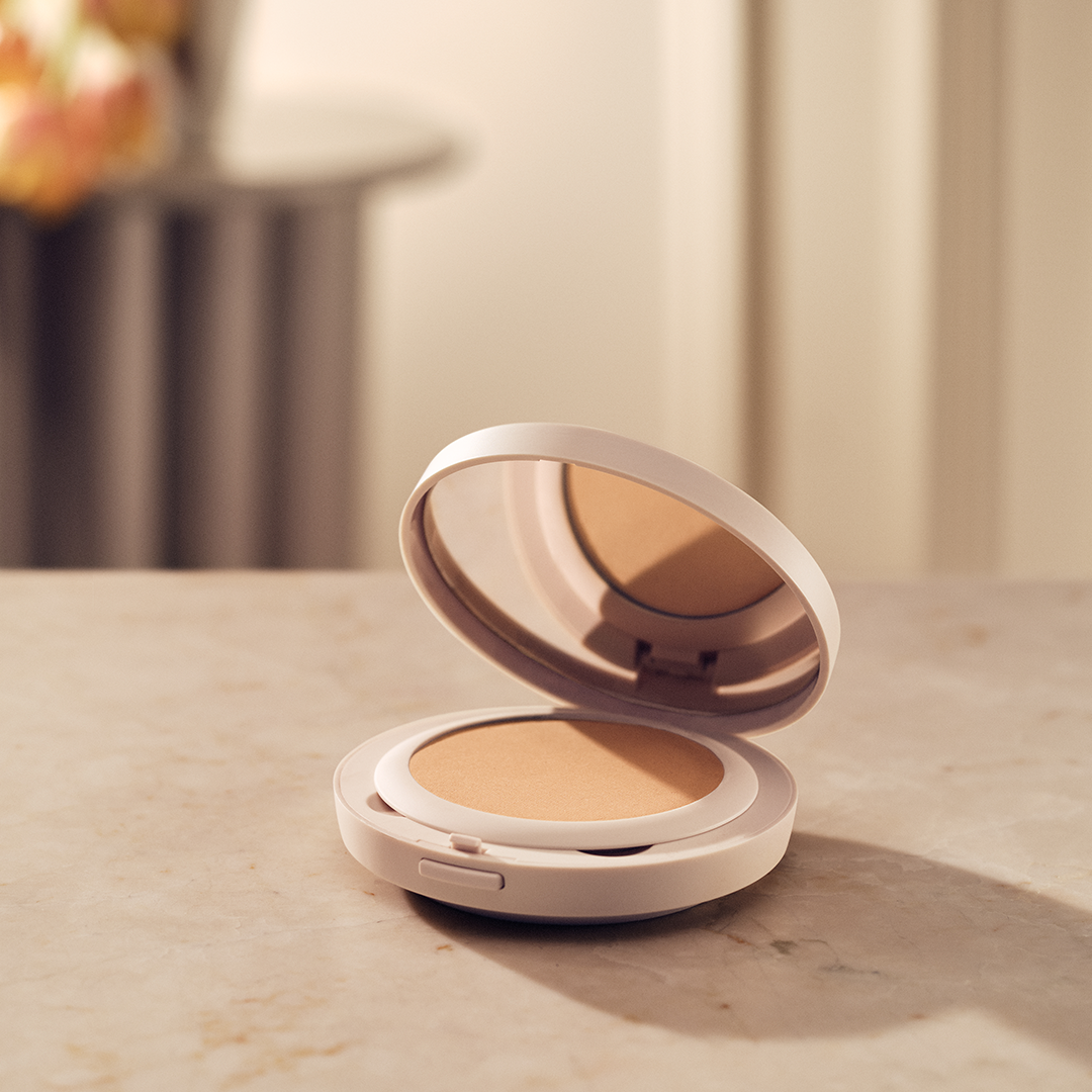 全新柔焦保濕蜜粉餅。