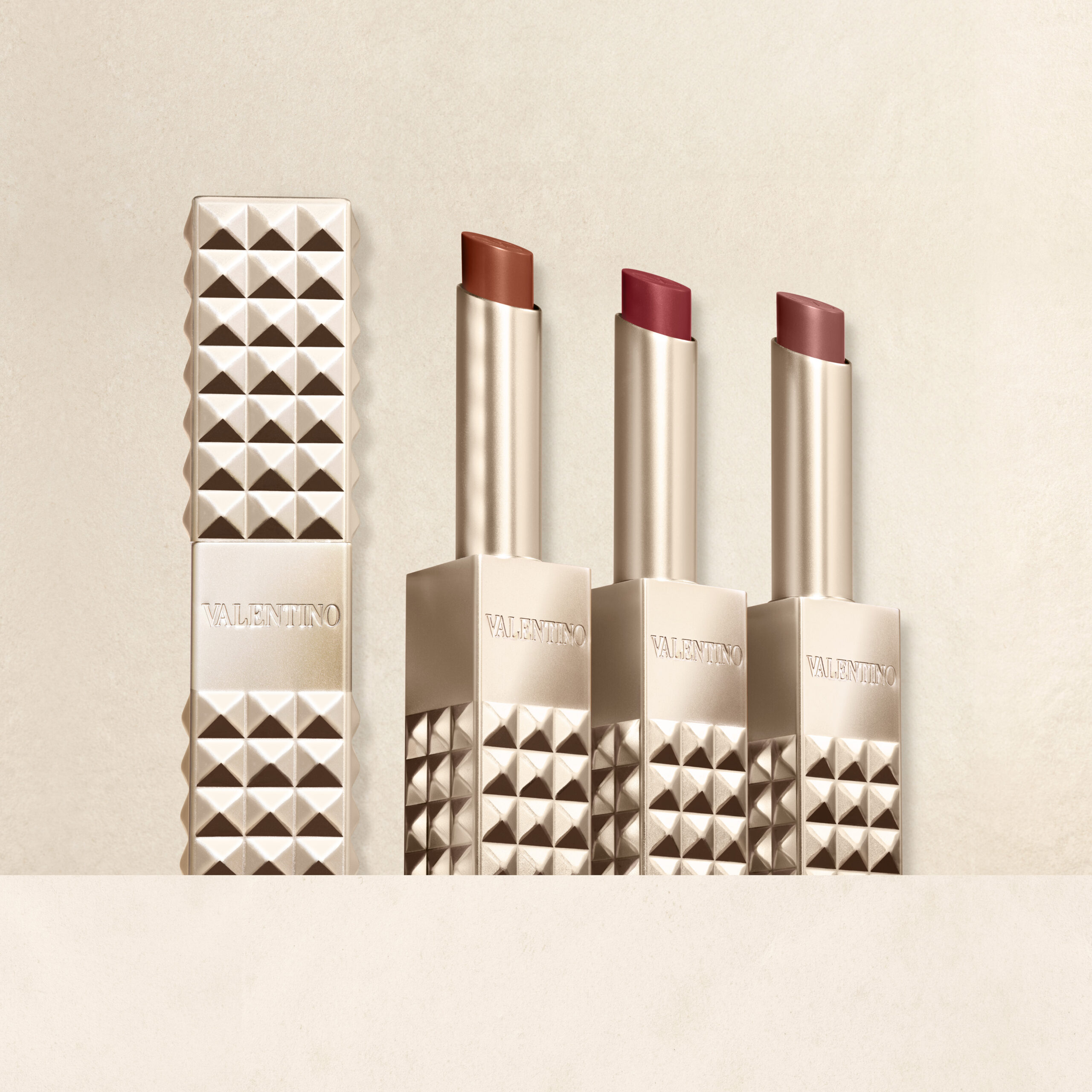 VALENTINO BEAUTY SPIKE VALENTINO高訂持色霧感唇膏(將於8月起發售)$395