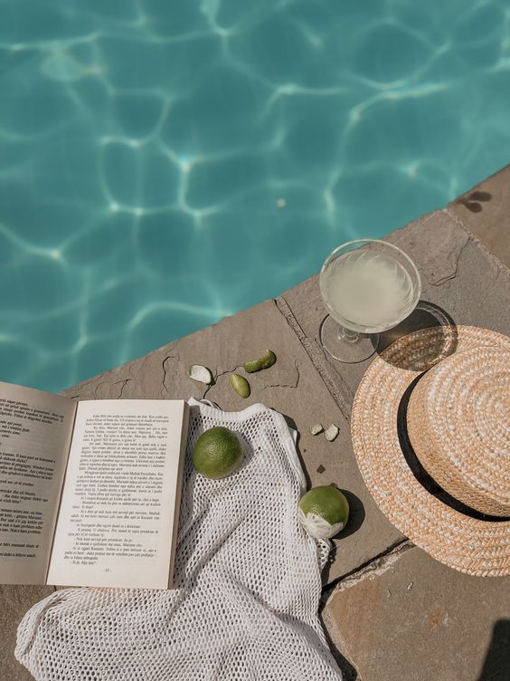 游泳池中的氯水或海水中的鹽分會對頭髮造成損害,特別是氯水會使頭髮變得乾燥、脆弱,增加脫髮的風險。