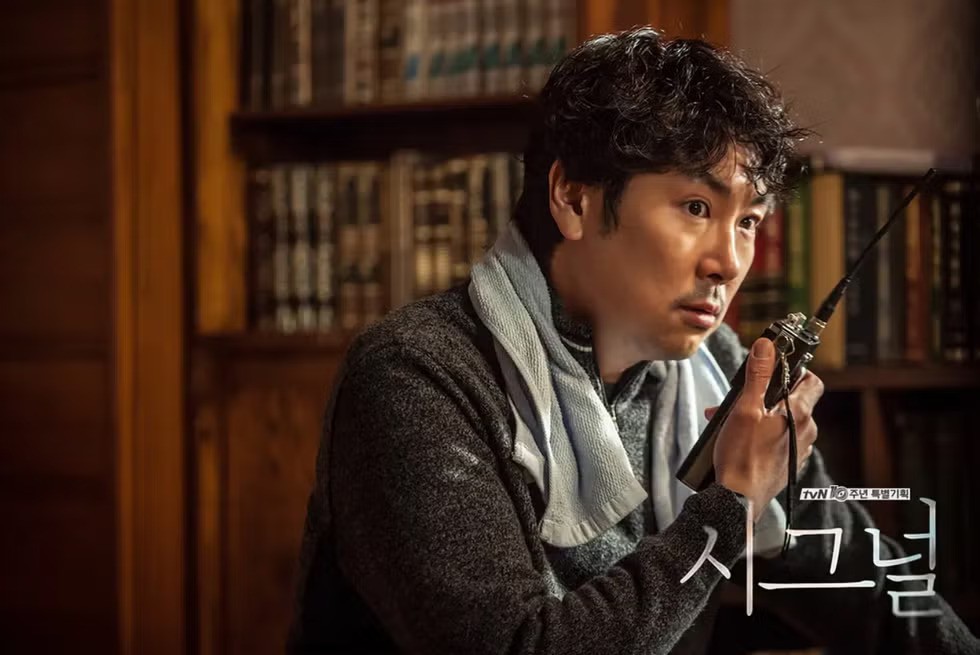 朴海英（李帝勳 飾）聯繫上來自1989年的重案組警官李材韓（趙震雄 飾），透過時間和空間的穿越交錯破解長年未解的懸案。