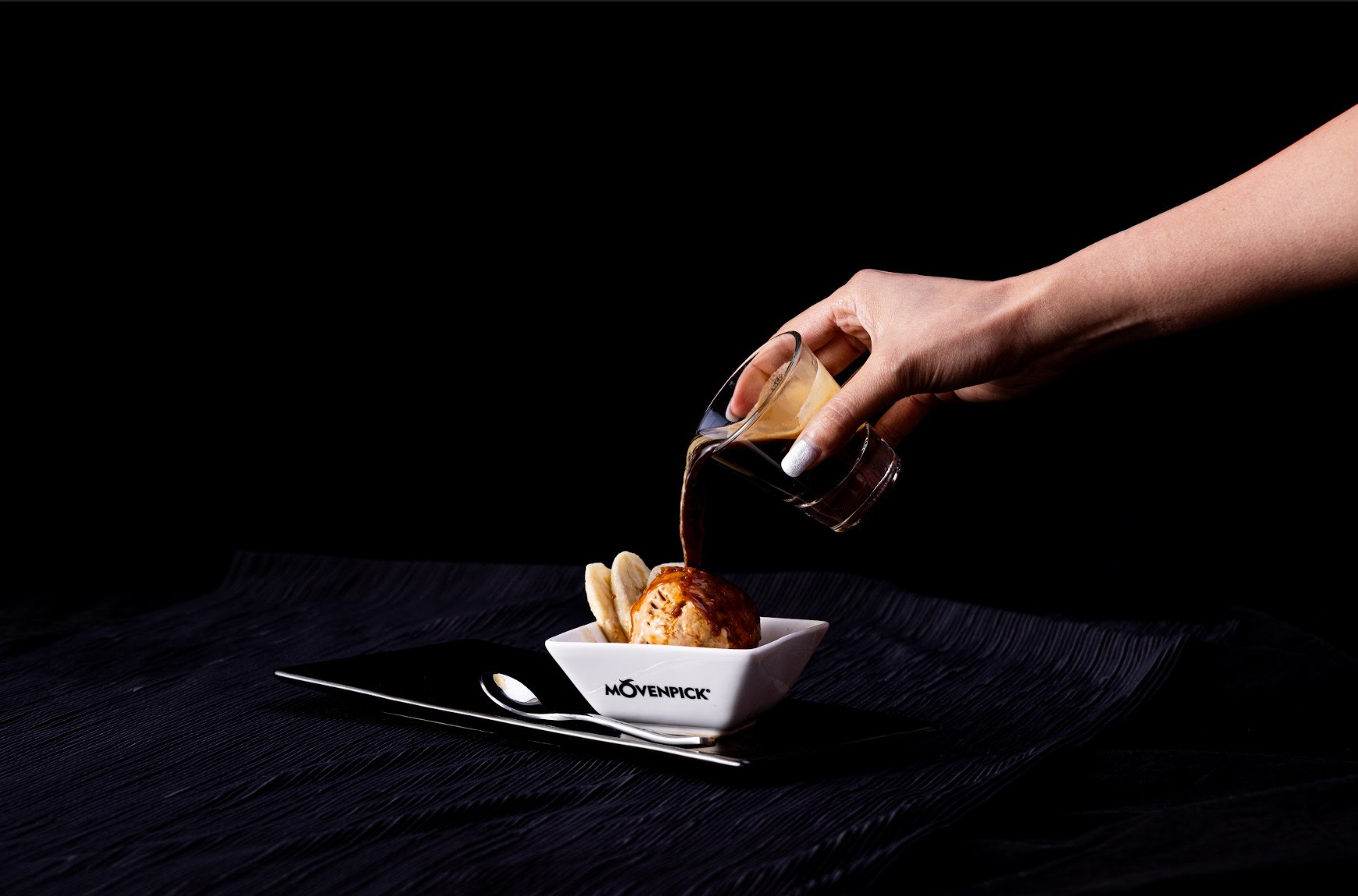 將意大利濃縮咖啡倒進雪糕杯後，半溶的雪糕奶香與咖啡混為一體。