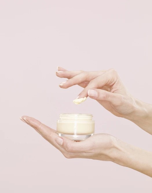 素顏霜及有色面霜大多含有保濕及護膚成份，一支就可用於防曬、遮瑕、提亮膚色。