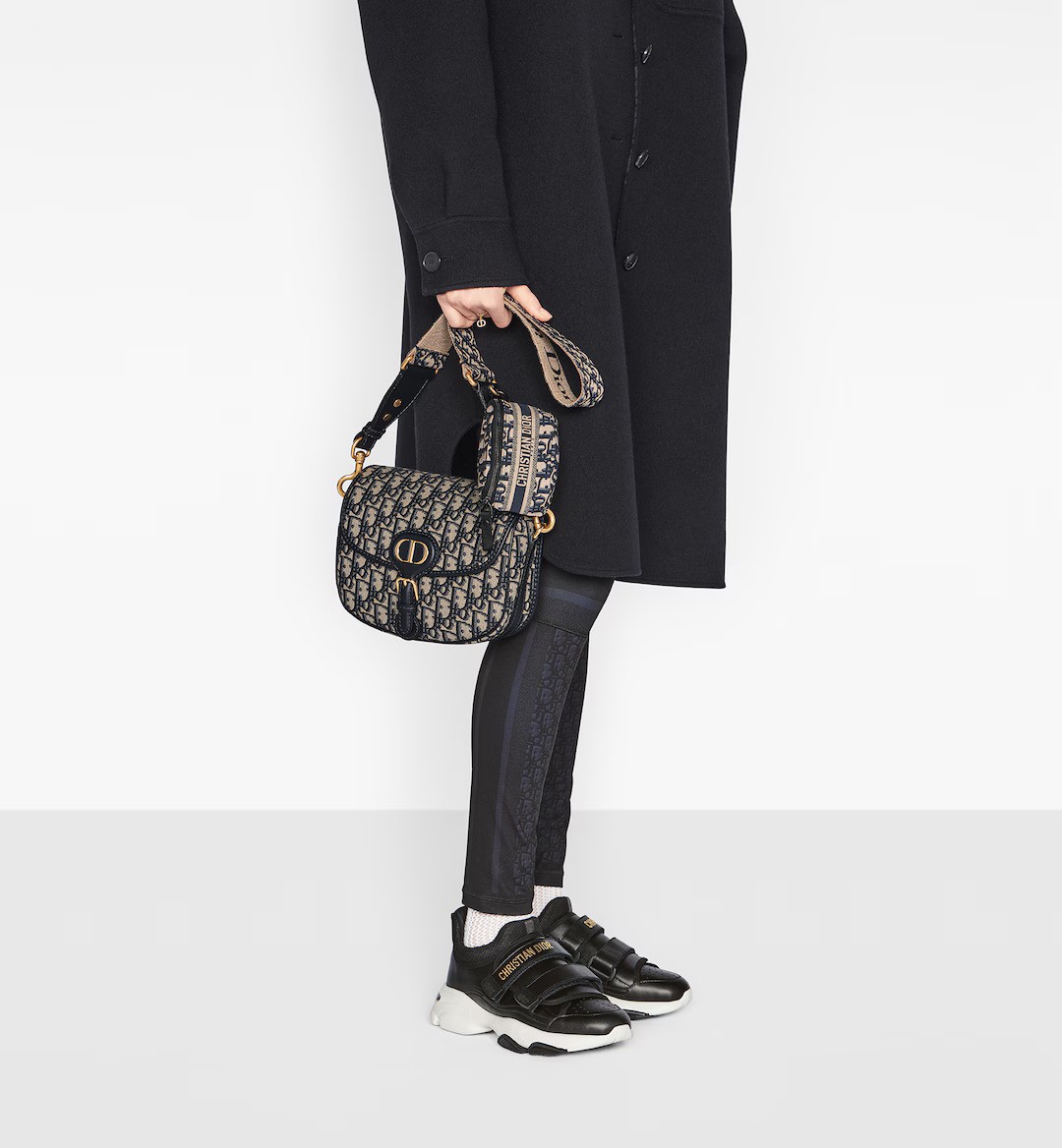 其皮革肩帶可自行調校和可拆卸，可用作手提、肩背或斜孭。