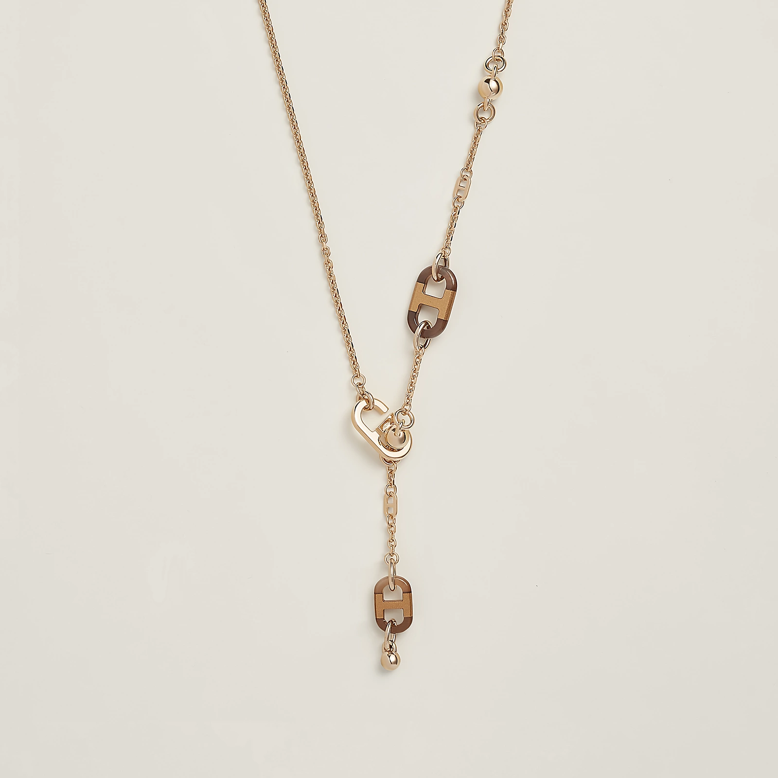 以牛角的Chaine d'Ancre與黃銅色鏈條去營造輕柔帶有動感的感覺。