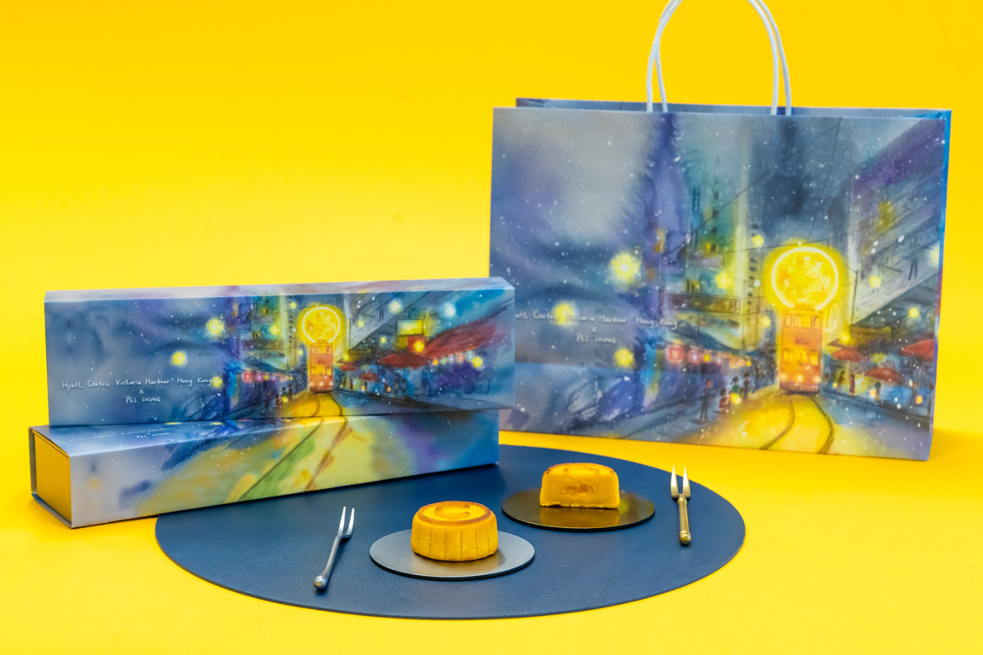 香港維港凱悅尚萃酒店與本地藝術家皮忠(Pei Chung)合作推出經典奶黃月餅禮盒