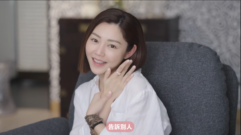 衛詩雅難掩喜悅大晒她手上的戒指。