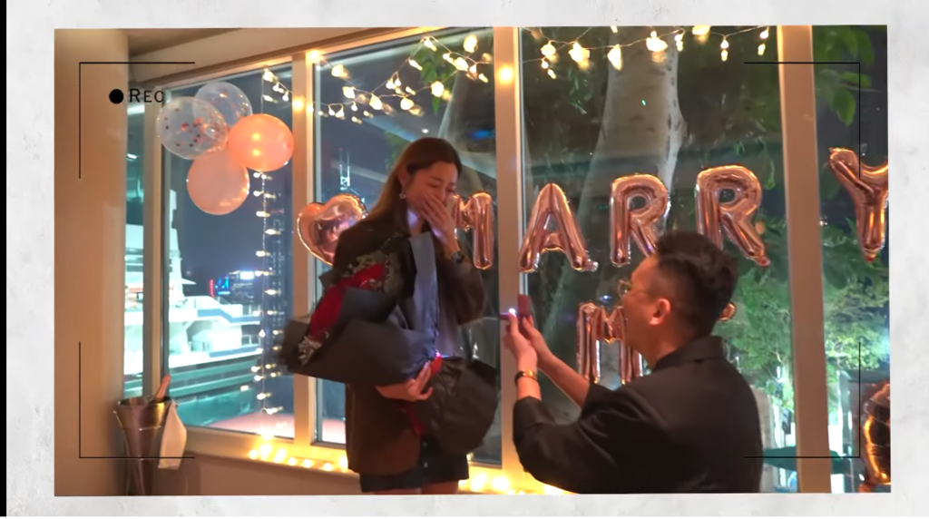 男友拿出玫瑰花束及鑽戒，在父母及朋友的見證下，單膝跪地向衛詩雅求婚。