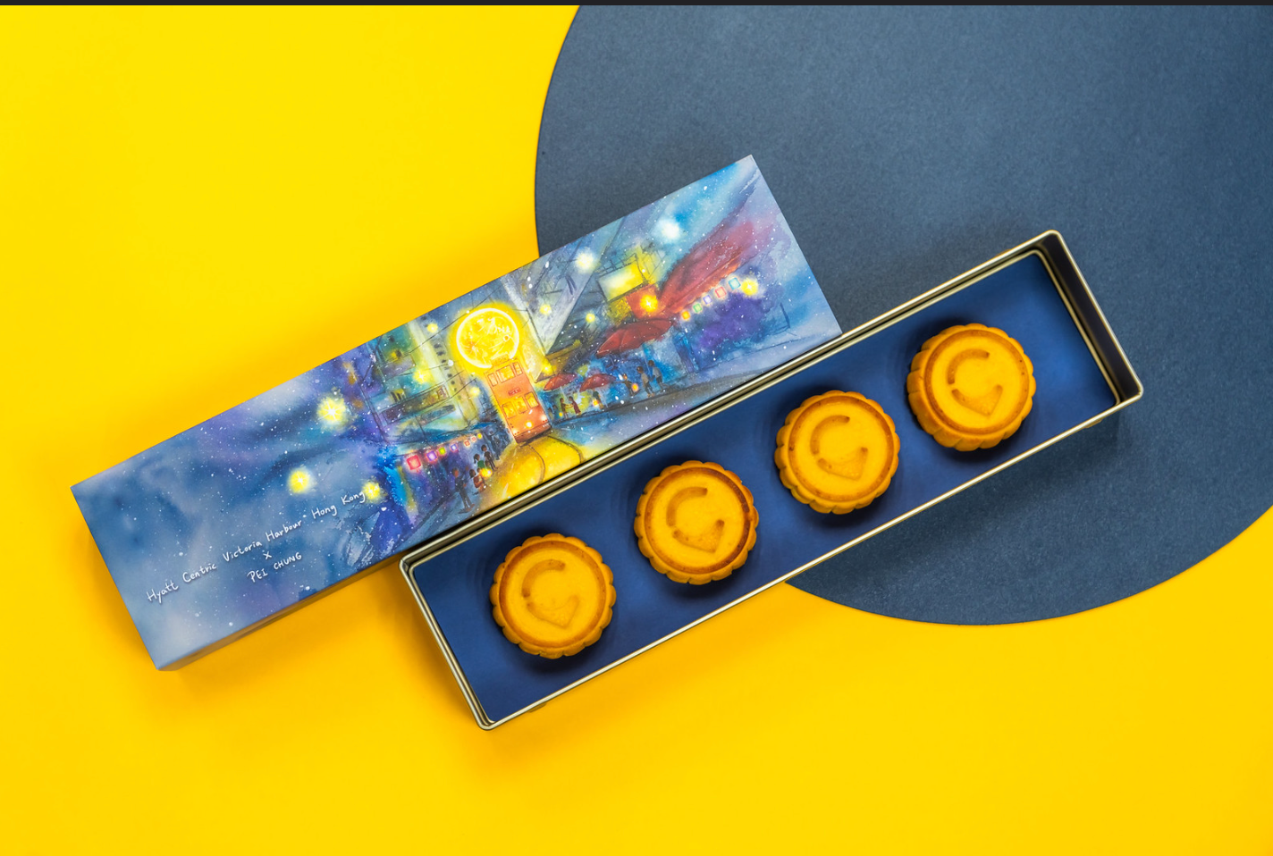 每個月餅禮盒均包含4個獨立包裝的蛋黃奶黃月餅。