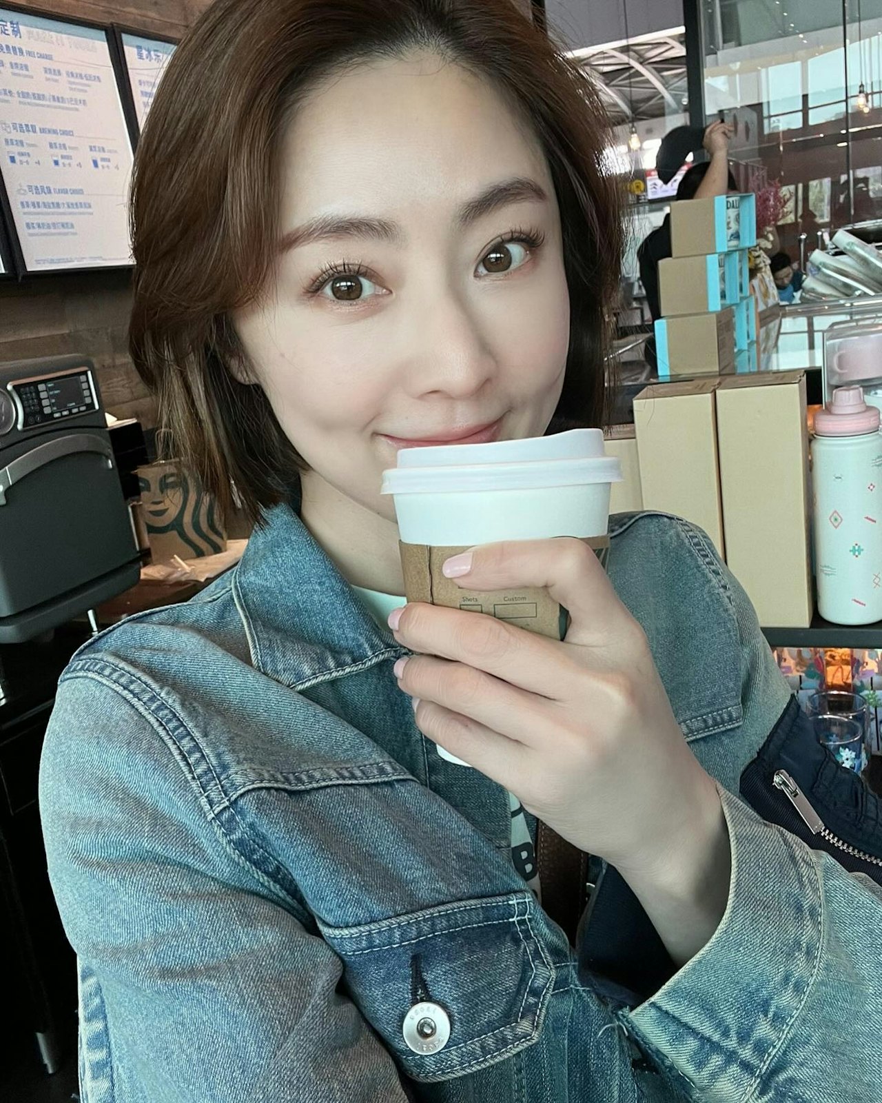 張玉珊日前終於更新IG，分享一張自拍照，相中的她身穿牛仔褸，並手拿著一杯咖啡。