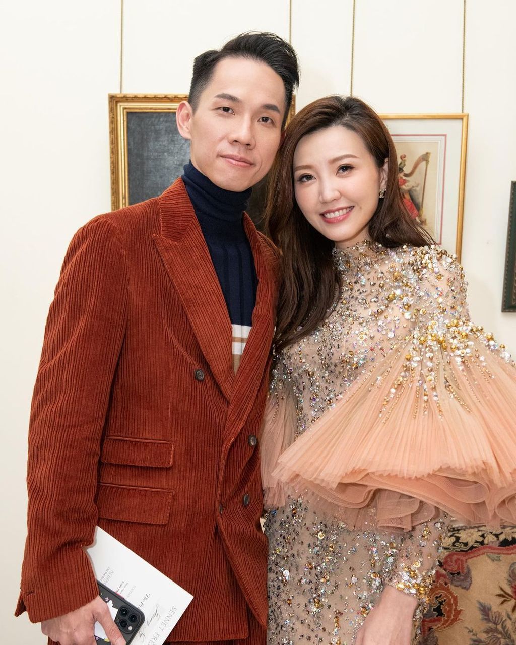 從吳若希這件事令我們突然覺悟，究竟當有了另一半後是否應該與異性保持距離？我們又是否應該把對方的過錯放在網上公審？