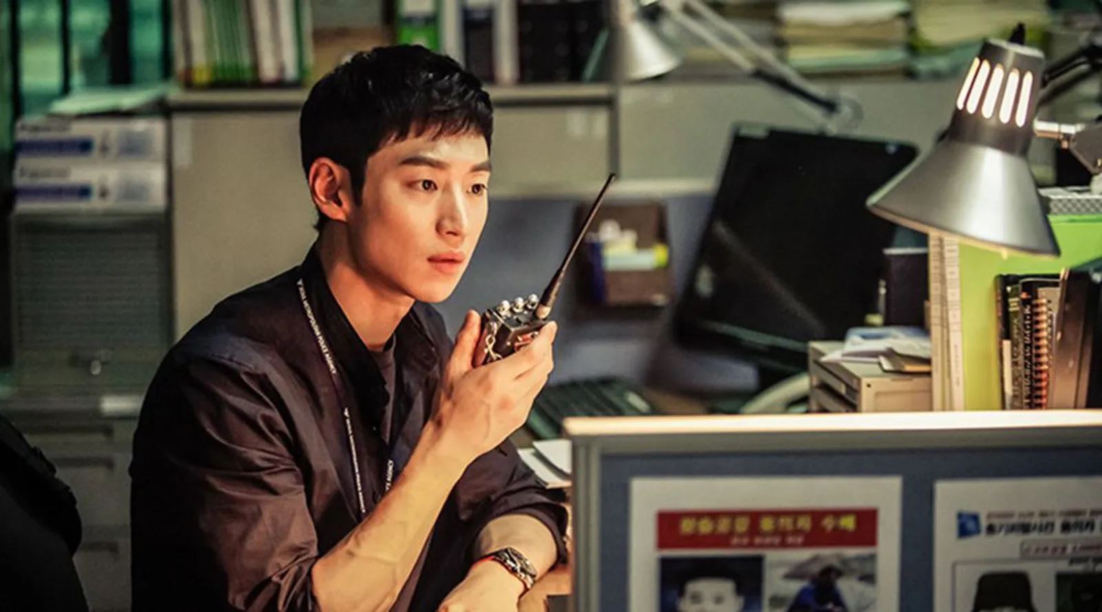 《Signal信號》講述朴海英（李帝勳 飾）某天突然撿到一支舊型對講機，竟然能穿越過去。