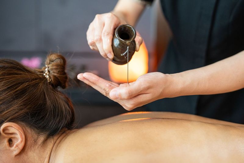 有機初榨椰子按摩油全身按摩。