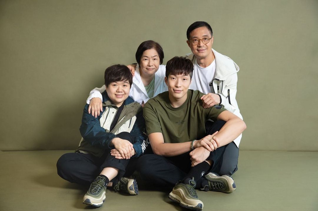 張家朗與家人合照。