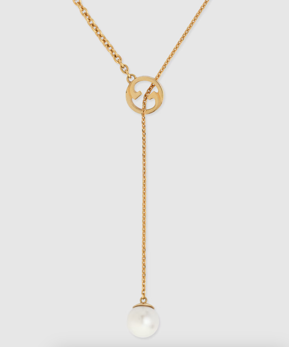 加上一顆珍珠作吊墜，在低調中帶點奢華的感覺。