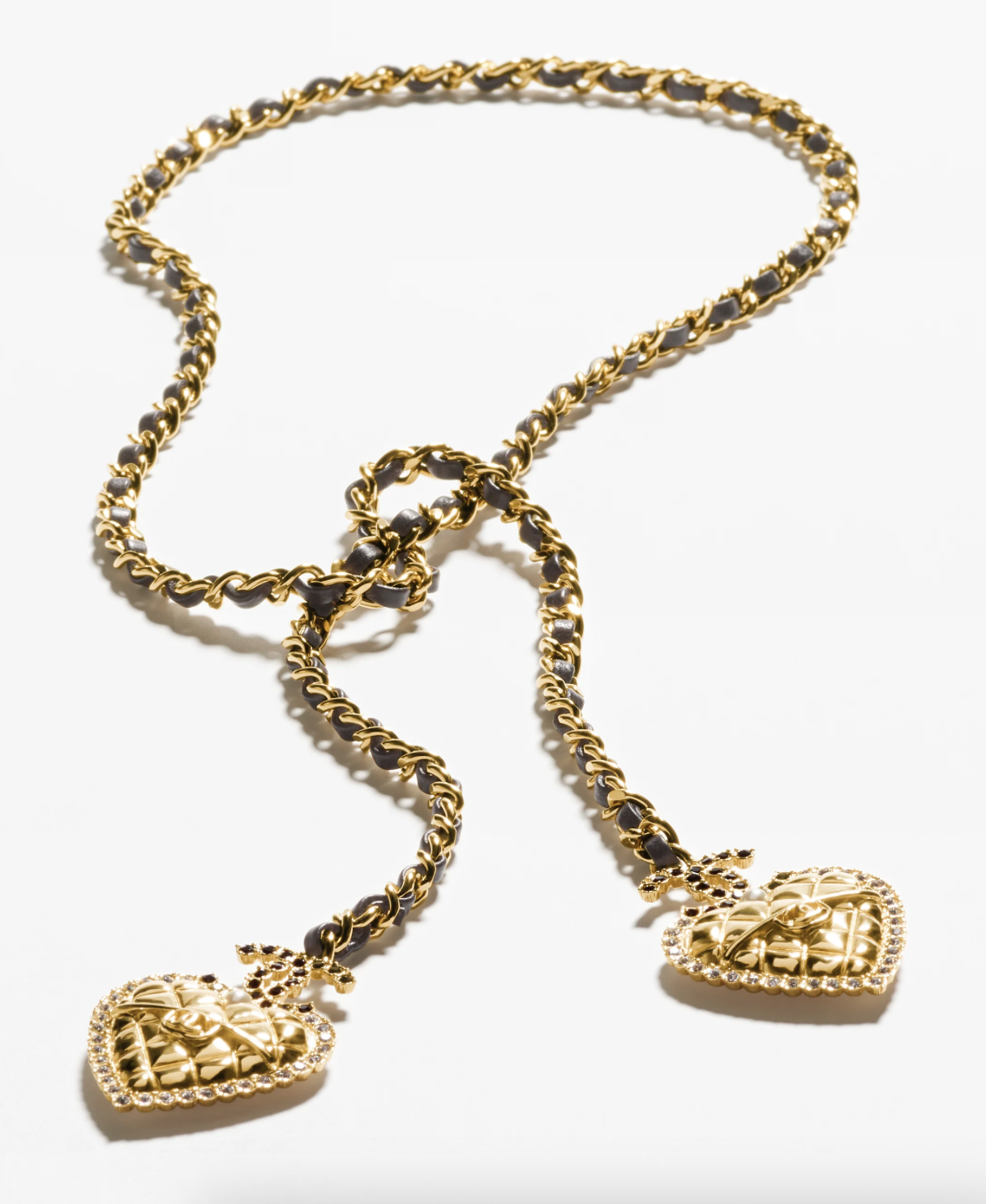 在頸鏈的兩端，各有一個金屬Chanel經典標誌愛心吊墜。