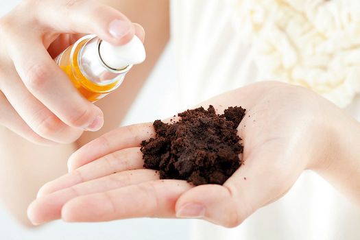 咖啡渣可以用來緊實鬆弛的皮膚。