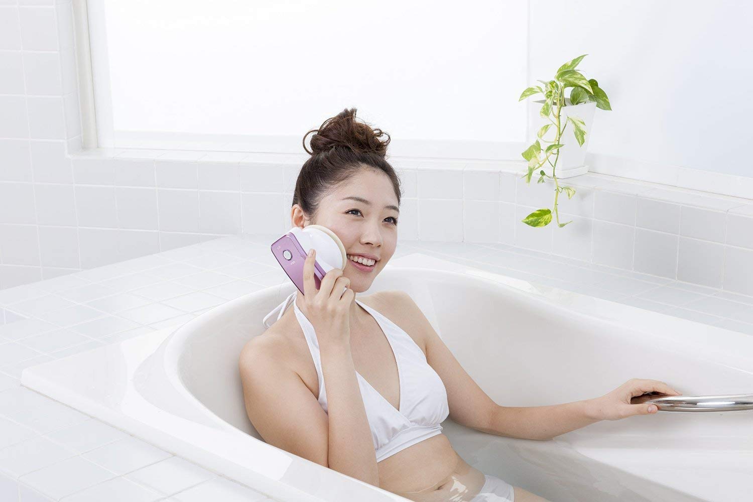 物理按摩減肥機可以在沖涼時配合熱水放鬆身體，加強紓緩肌肉、消脂溶脂效果。