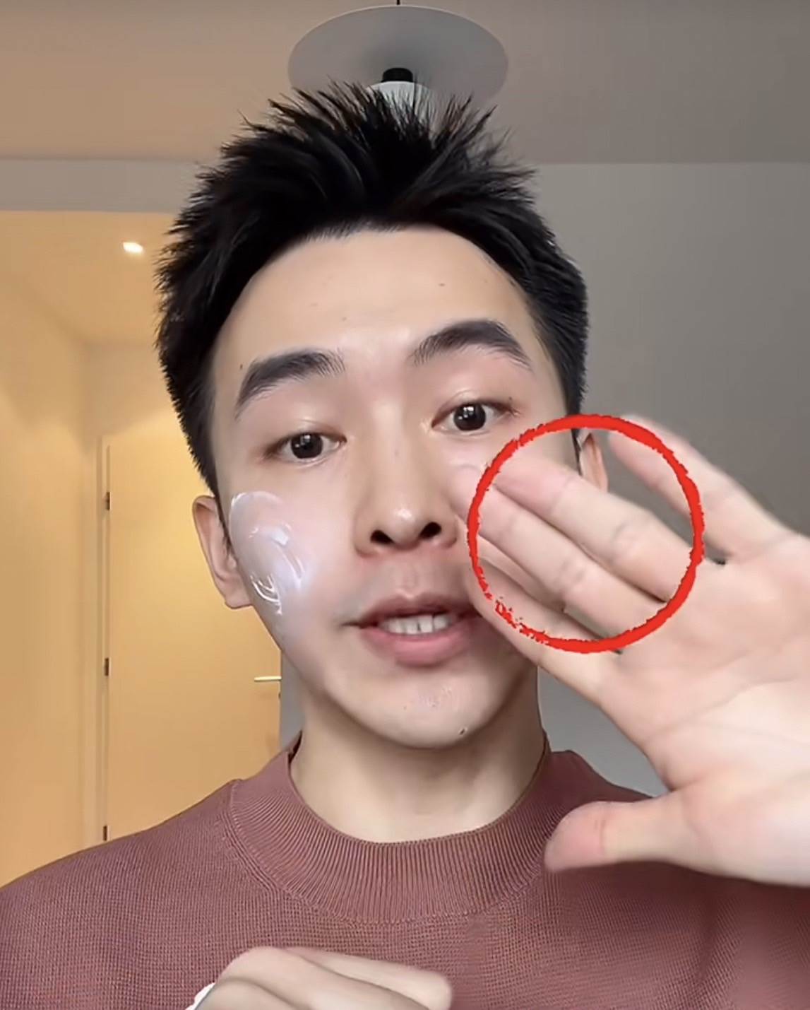 將中指和無名指併攏，將防曬乳擠在手背上。