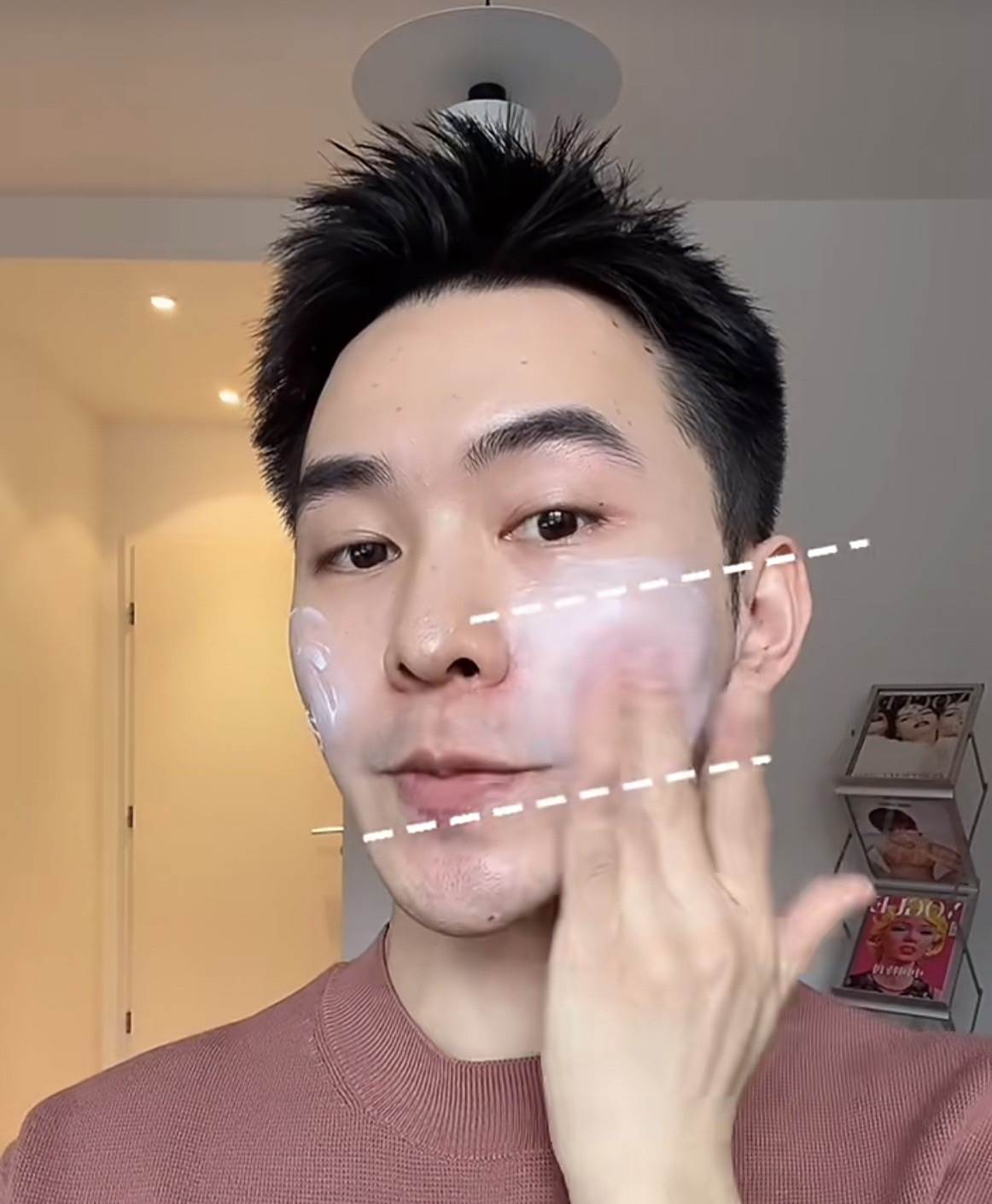 將防曬乳朝臉頰側面「同一方向」塗抹。