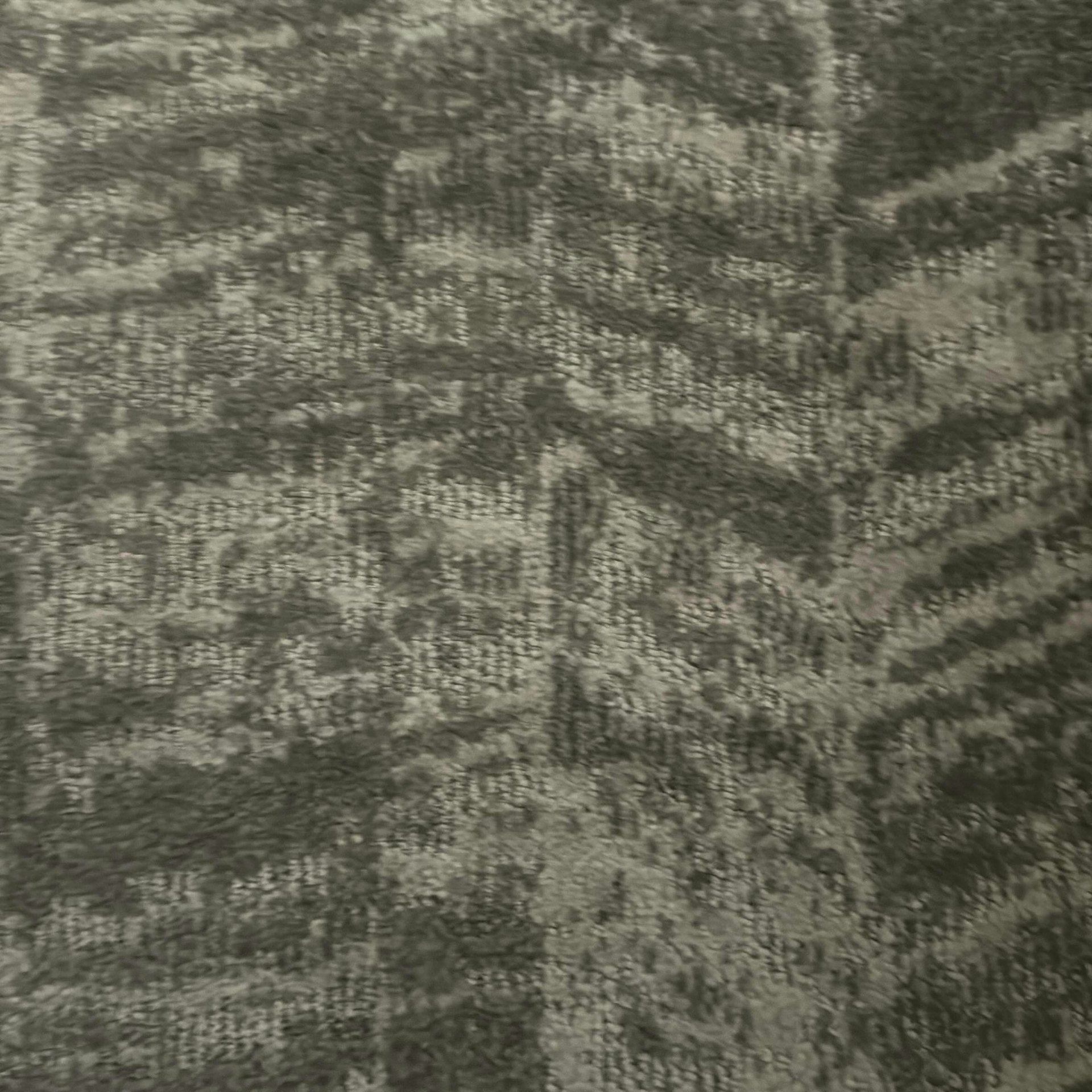 余思敏貼出的灰色地氈相片被指「不單純」。