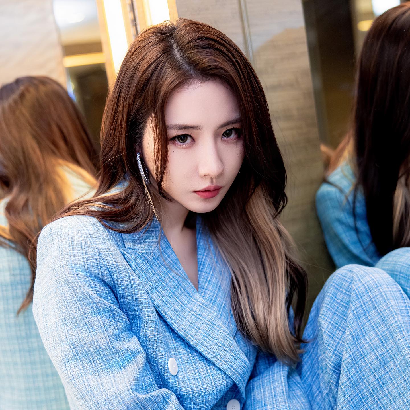 菊梓喬與保錡行超市被斷正。