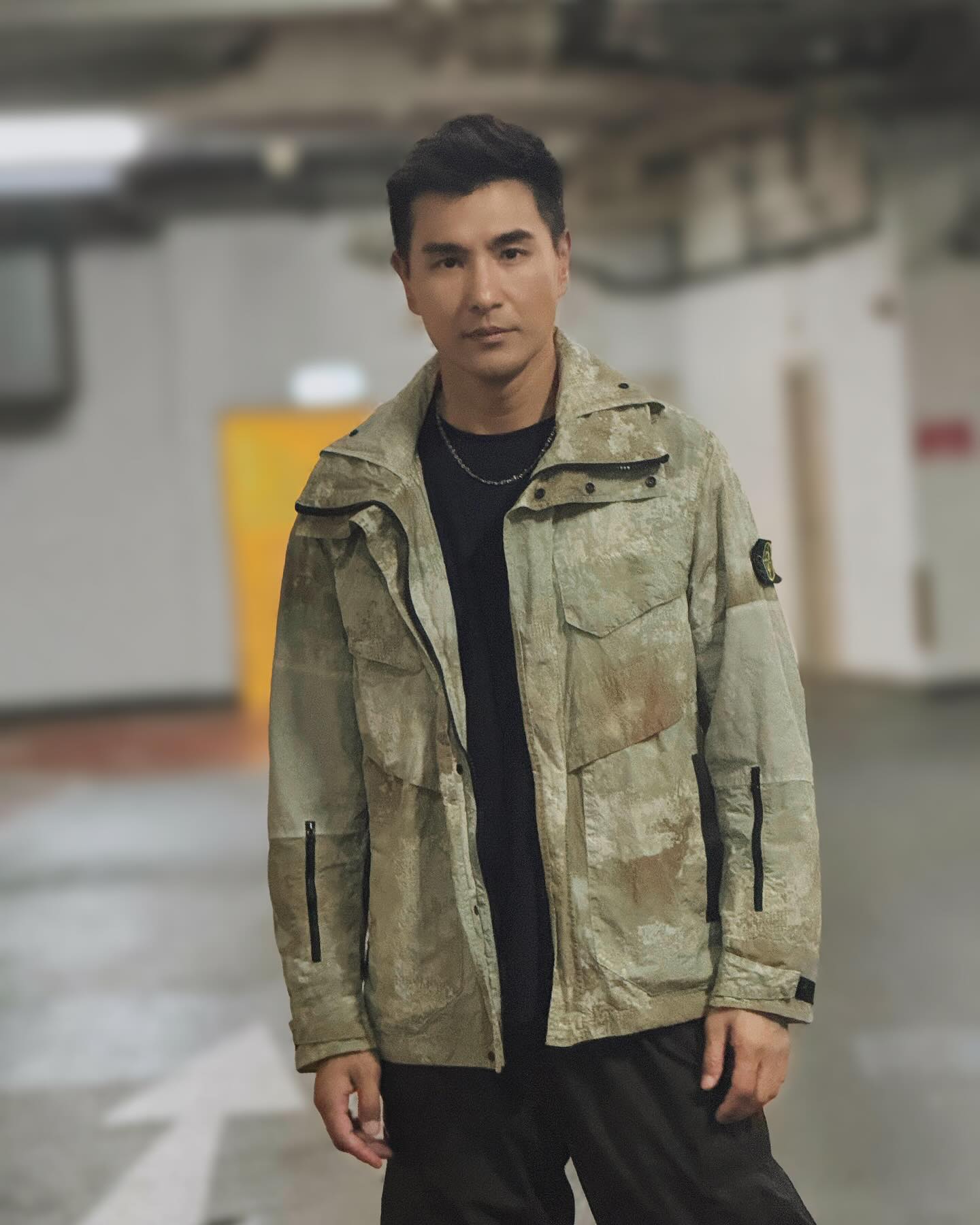 摩羯男不喜歡在公眾場合晒恩愛，因為他們認為感情是兩個人的事，不需要向外展示。