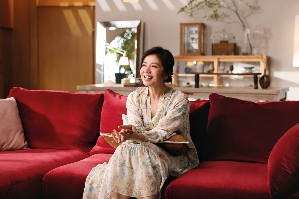 鍾楚紅罕有復出拍廣告，重返鏡頭前的她依然保持著凍齡的美貌。