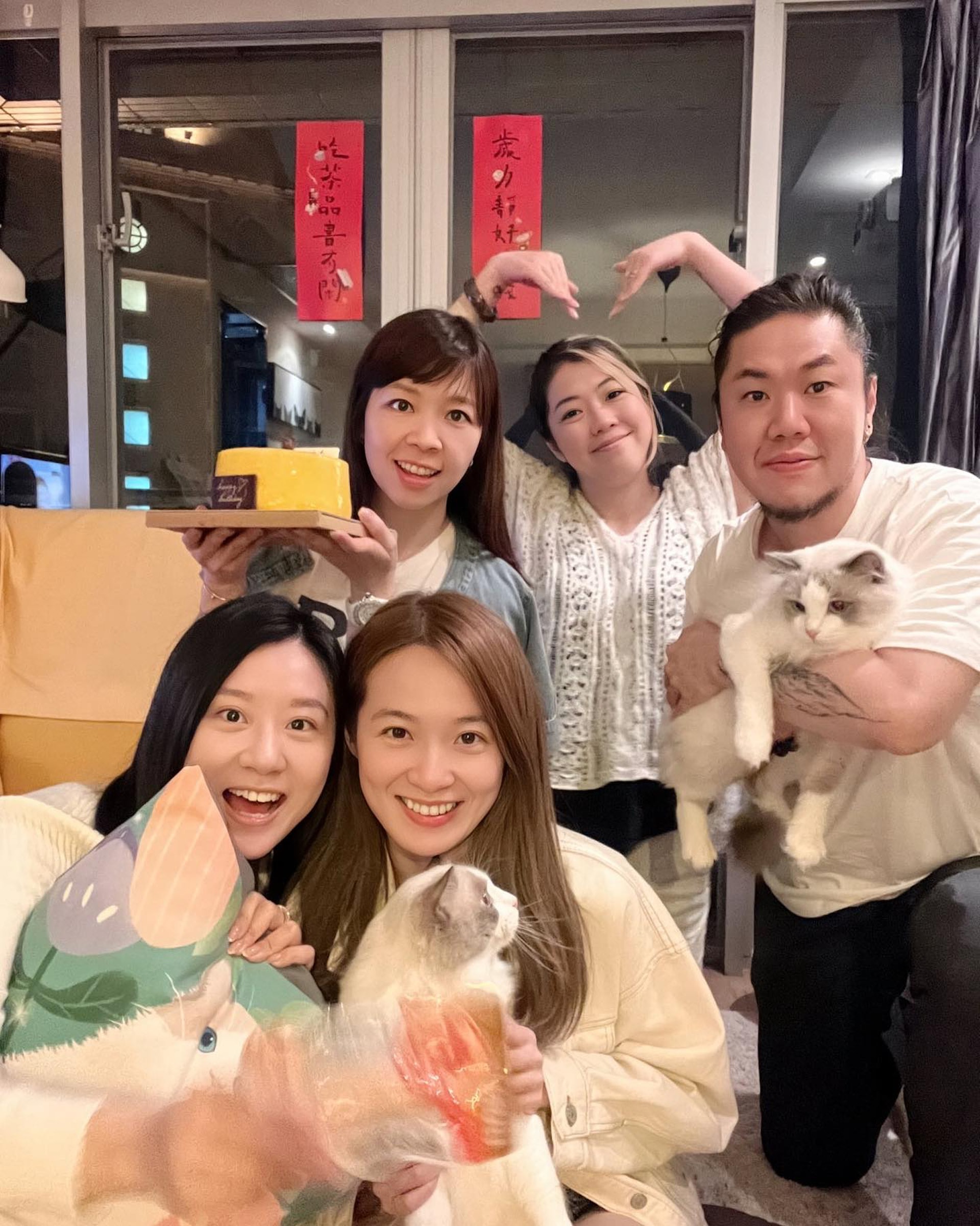 搬到豪宅後,可以邀請一班好友到家中為愛貓慶生。