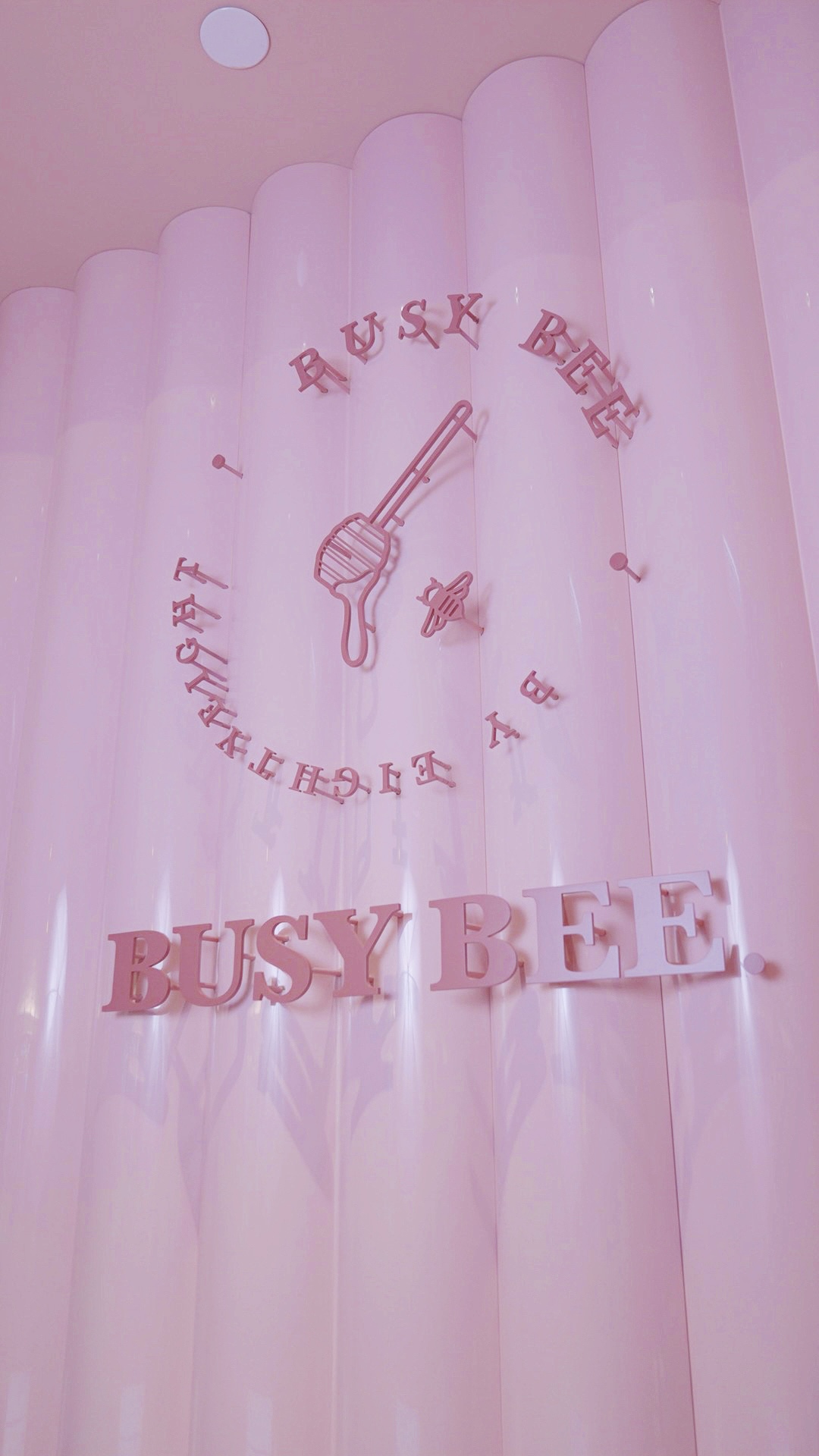BusyBee連logo都是少女心滿滿的粉紅色。