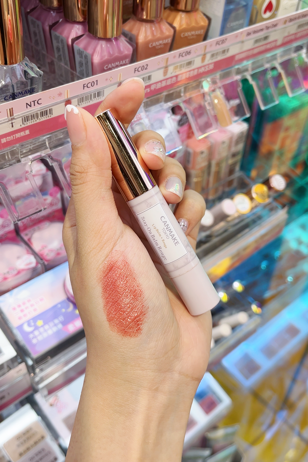 唇膏的保濕成份可以長時間滋潤雙唇。