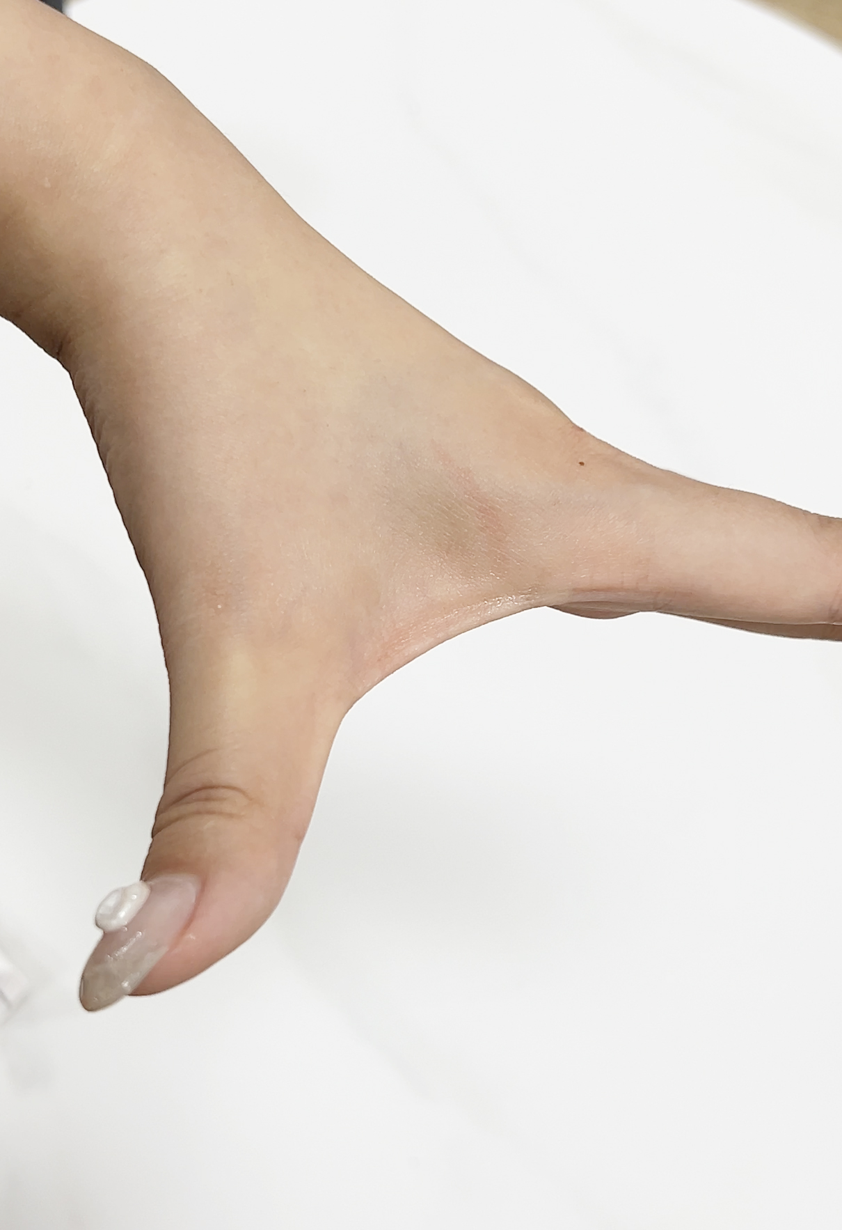 遮毛孔效果:輕微遮瑕效果,遮毛孔凹凸位,明顯修飾毛孔。