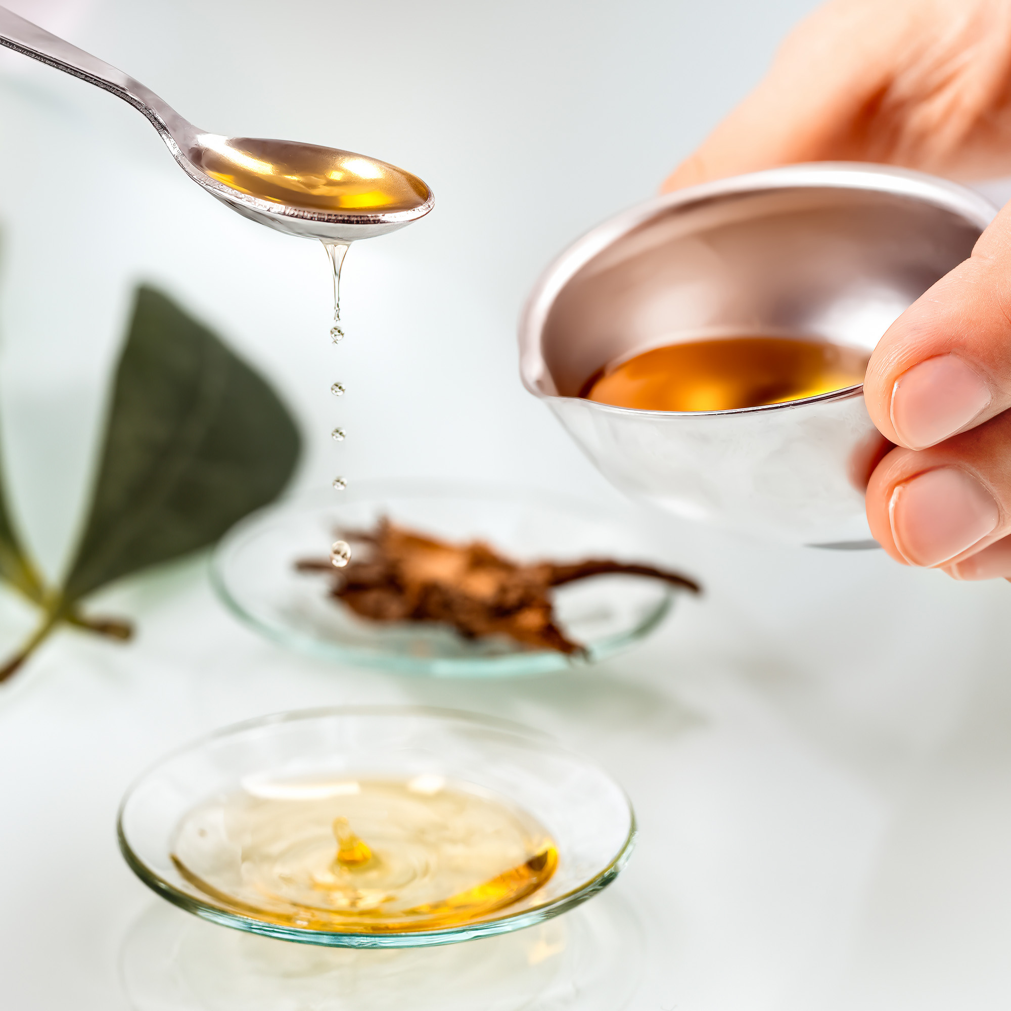 KLORANE皇牌金雞納及有機雪絨花防脫髮系列以天然成份為主，當中金雞納及有機雪絨花防脫育髮精華天然成份更高達98%¹呢！